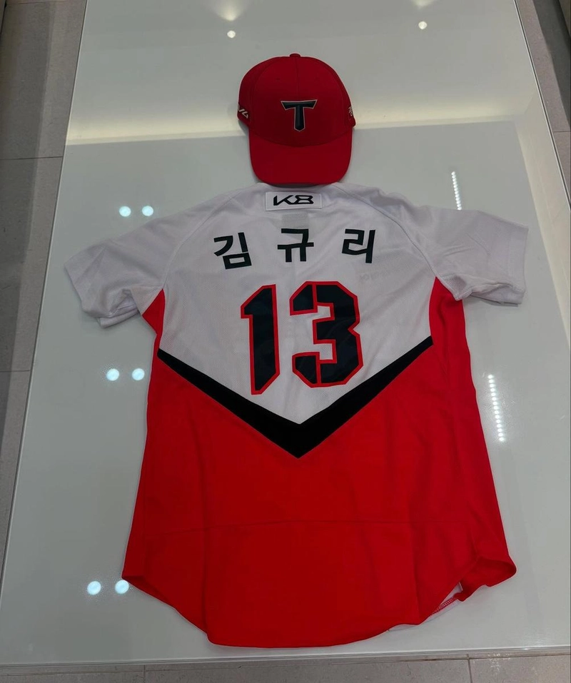 “등번호 13번에 담긴 설렘”…김규리, 여름의 응원→붉은 유니폼의 열기 / 배우 김규리 인스타그램