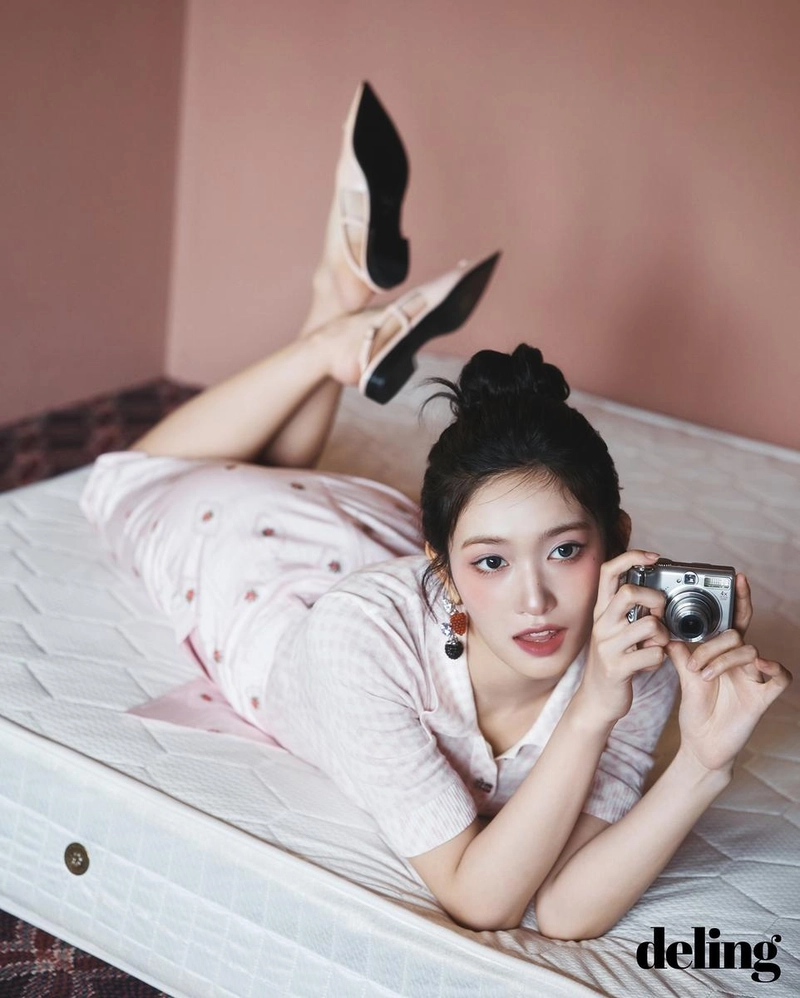 “한가로운 오후, 카메라를 든 소녀”…이서, 몽환적 무드→핑크빛 감성 폭발 / 걸그룹 아이브 이서 인스타그램