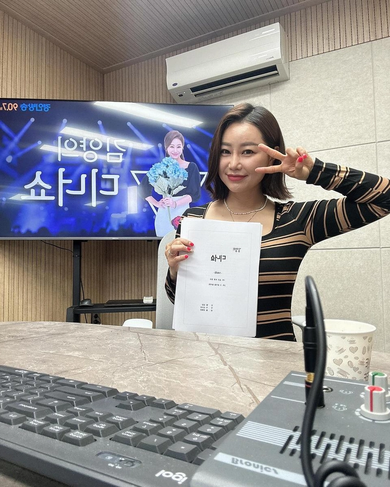 “풍성한 선물과 함께한 하루”…김양, 따스한 여름 스튜디오→진심의 디너쇼 인증 / 가수 김양 인스타그램