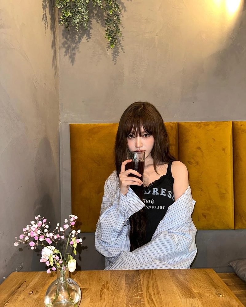 “눈길이 머무는 오후”…리즈, 긴 머리결 아래→여름 감성 폭발 / 걸그룹 아이브 리즈 인스타그램