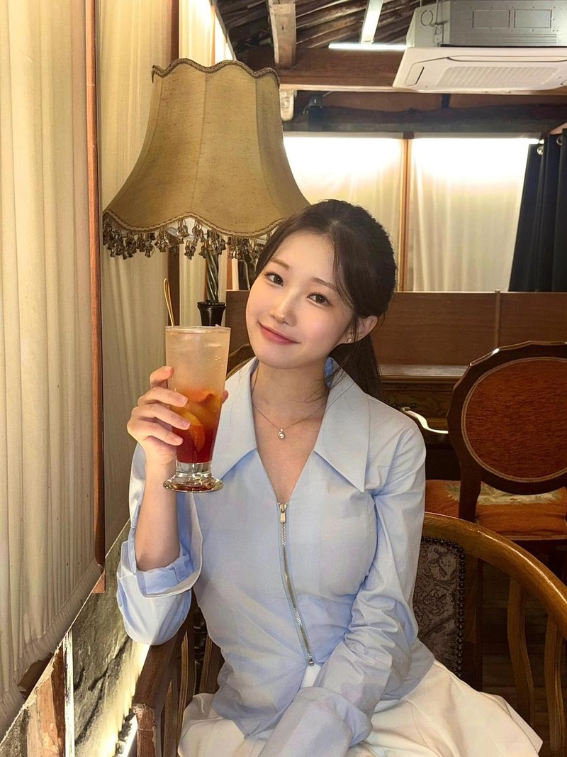 “행복한주말”…정서주, 여름 저녁 감성→잔잔한 미소 / 가수 정서주 인스타그램