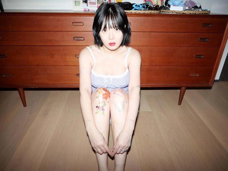 “꽃을 문 듯한 여름”…현아, 몽환적 시선→예술적 존재 증명 / 가수 현아 인스타그램