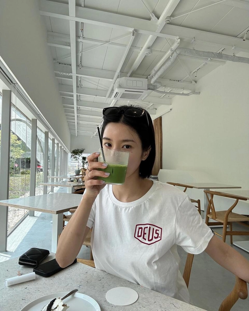 “햇살 가득한 오후의 여유”…권은비, 카페에서 포착→청량한 미소 / 가수 권은비 인스타그램