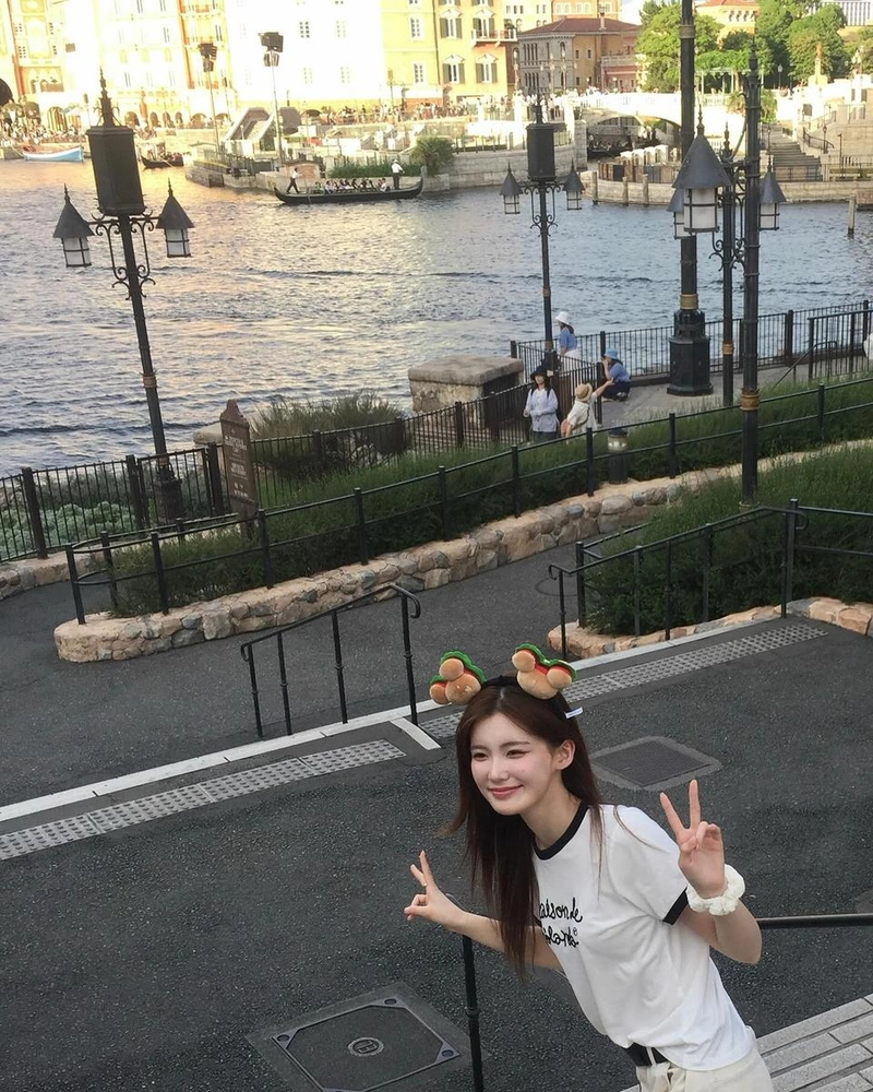 “햄버거 머리띠 어때”…유수아, 여름 오후→전율 유발 청량 미소 / 걸그룹 첫사랑 유수아 인스타그램