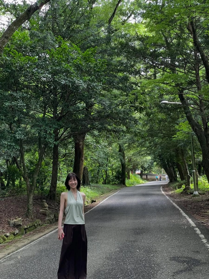 “나무룩으로 입은 자연걸”…서지혜, 여름 숲길 산책→청량 감성 전율 / 배우 서지혜 인스타그램