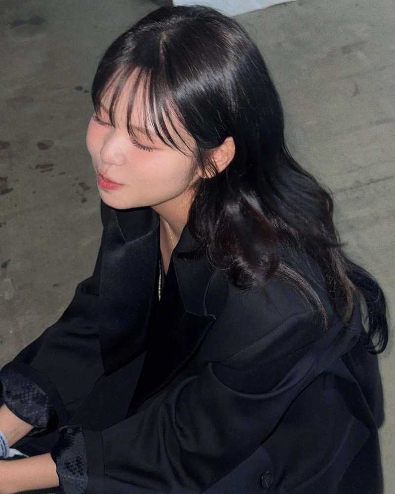 “감은 눈, 스며드는 여름”…최유리, 무심한 깊이→여운 남긴 순간 / 가수 최유리 인스타그램