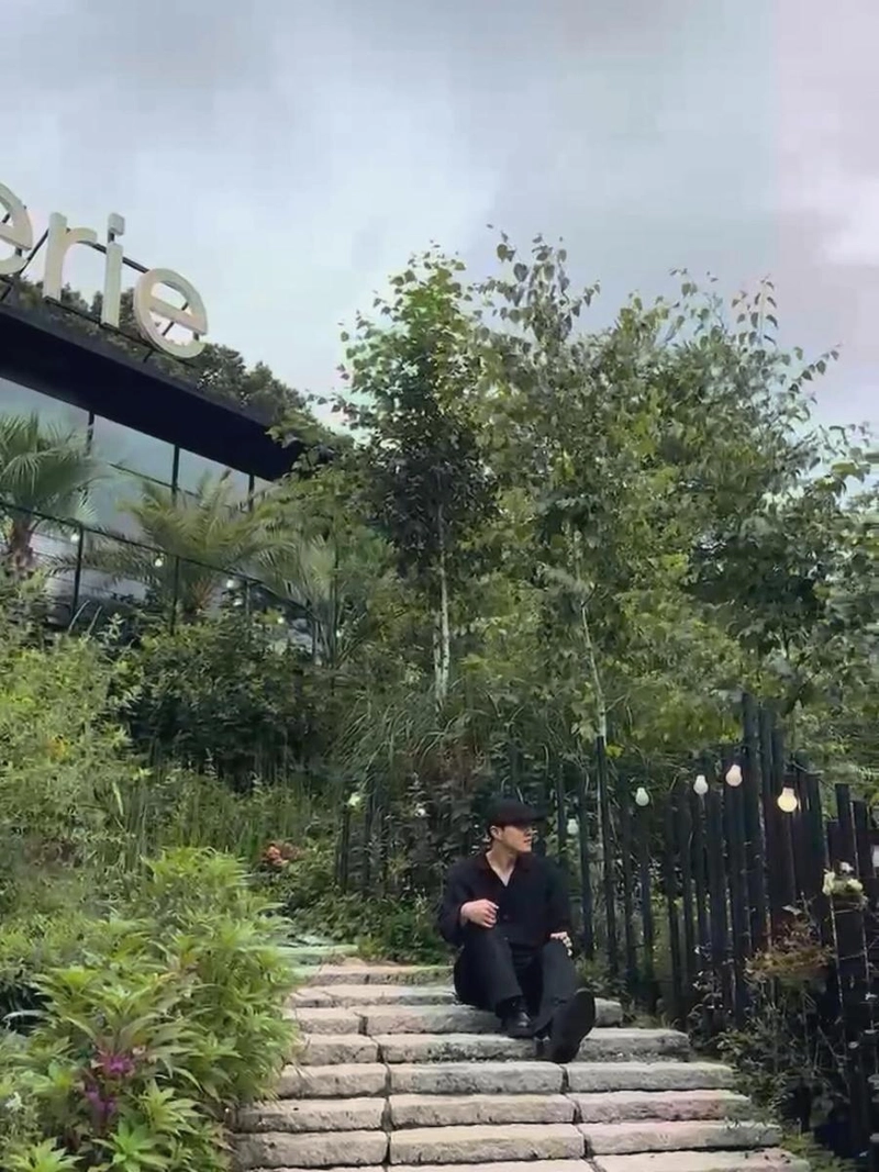 “꽃은 기억하겠지”…전우성, 짙어진 여름 공기→고요한 성찰의 순간 / 노을 전우성 인스타그램