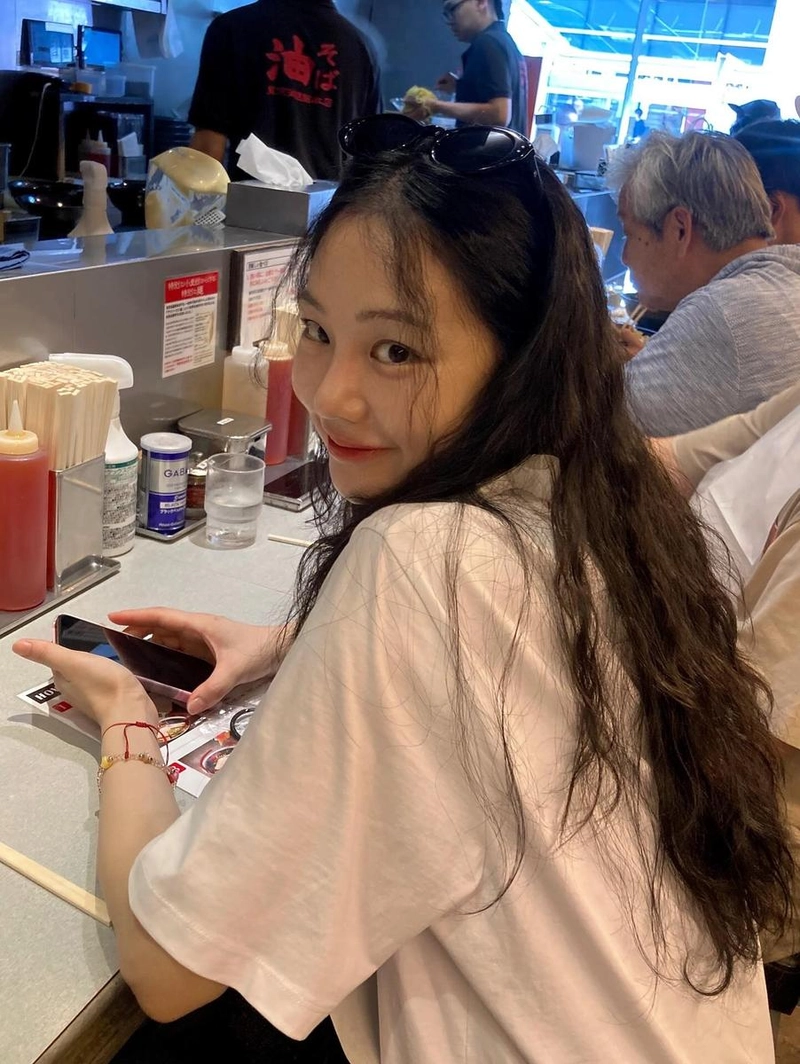 “스치는 눈빛에 머문 여운”…한지은, 램프 조명 아래→여름밤 소확행 / 배우 한지은 인스타그램