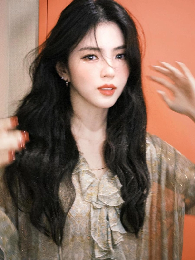 “흐르는 머릿결과 빛나는 눈동자”…한소희, 몽환적 여름밤→아련한 미 완성 / 배우 한소희 인스타그램