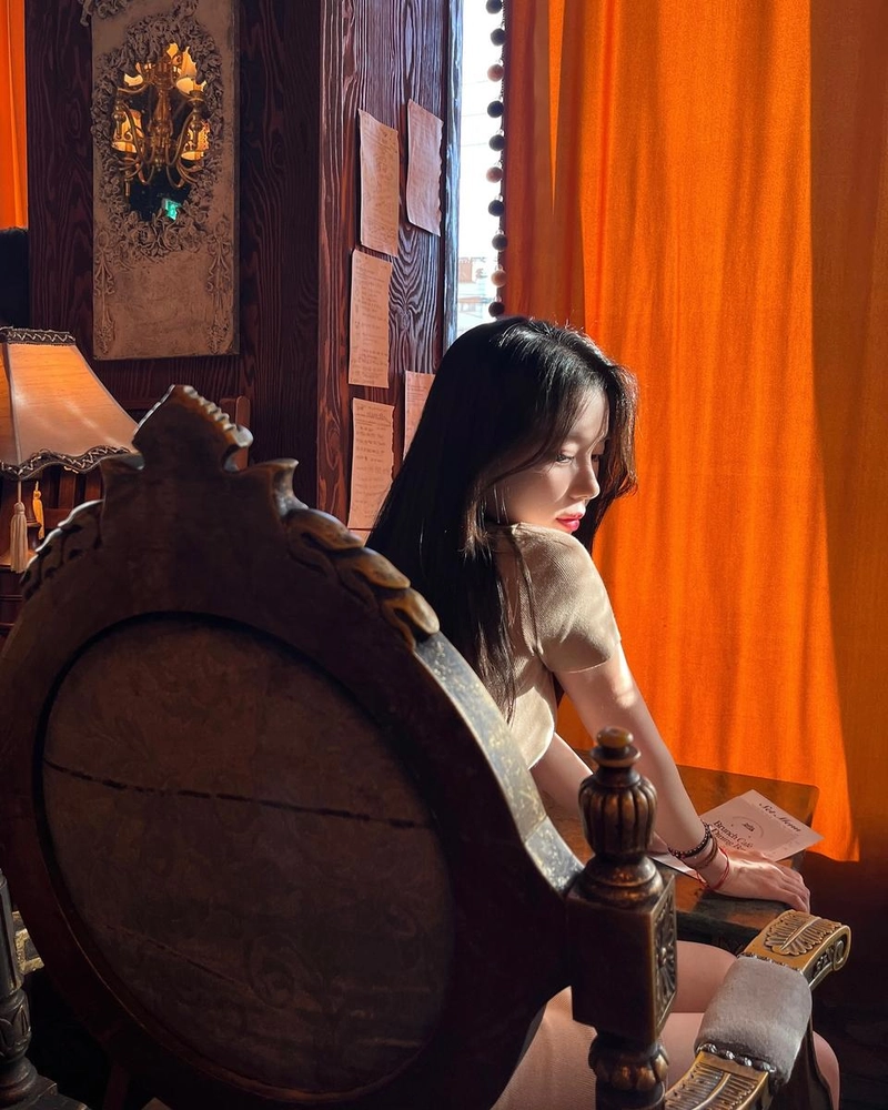 “한여름 오후 틈새의 고요”…박시우, 노을빛 속 단아함→서정적 여운 / 배우 박시우 인스타그램
