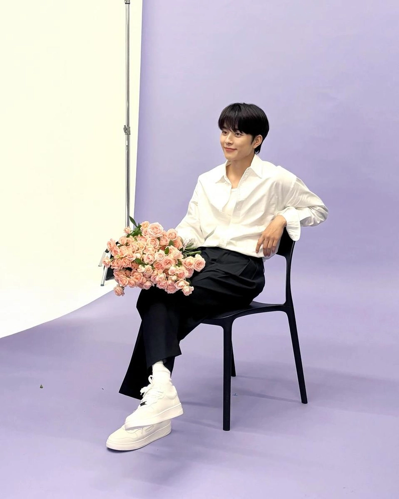 “한 송이처럼 피어난 순간”…유선호, 한여름 로맨틱→꽃다발 품은 미소 / 배우 유선호 인스타그램