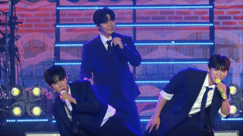 “김용빈 깜짝 신곡 무대”…‘미스터트롯3’ 수원 콘서트 열기→관객과 하나 된 춤대결 / 밝은누리