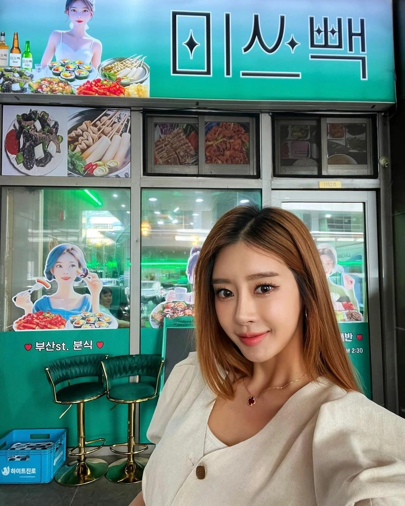 “부산 향기가 물씬”…서인아, 촉촉한 한낮→분식집 인증샷 / 가수 서인아 인스타그램