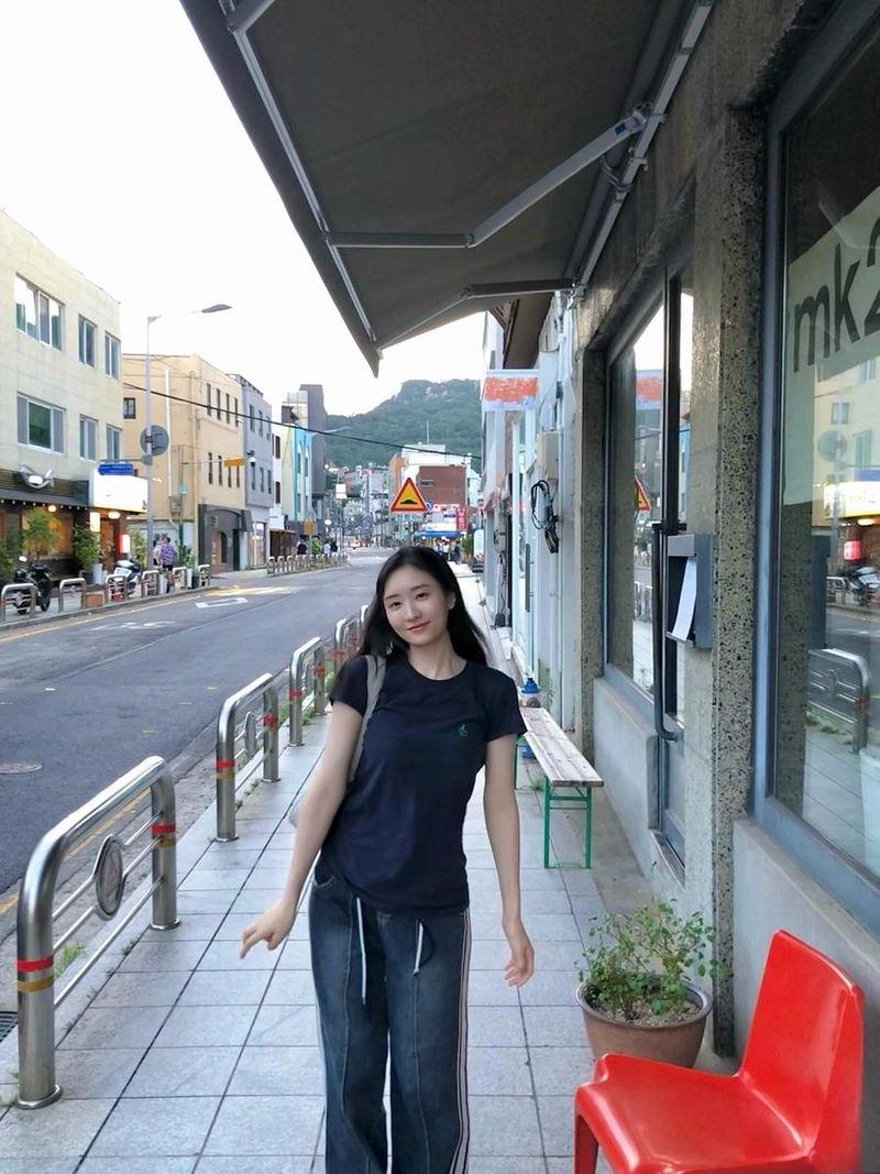 “이번주도 긍정적으로 살아보자”…이혜원, 여름 오후 길 위에서 빛난 미소 / 환승연애3 출연자 영어강사 이혜원 인스타그램