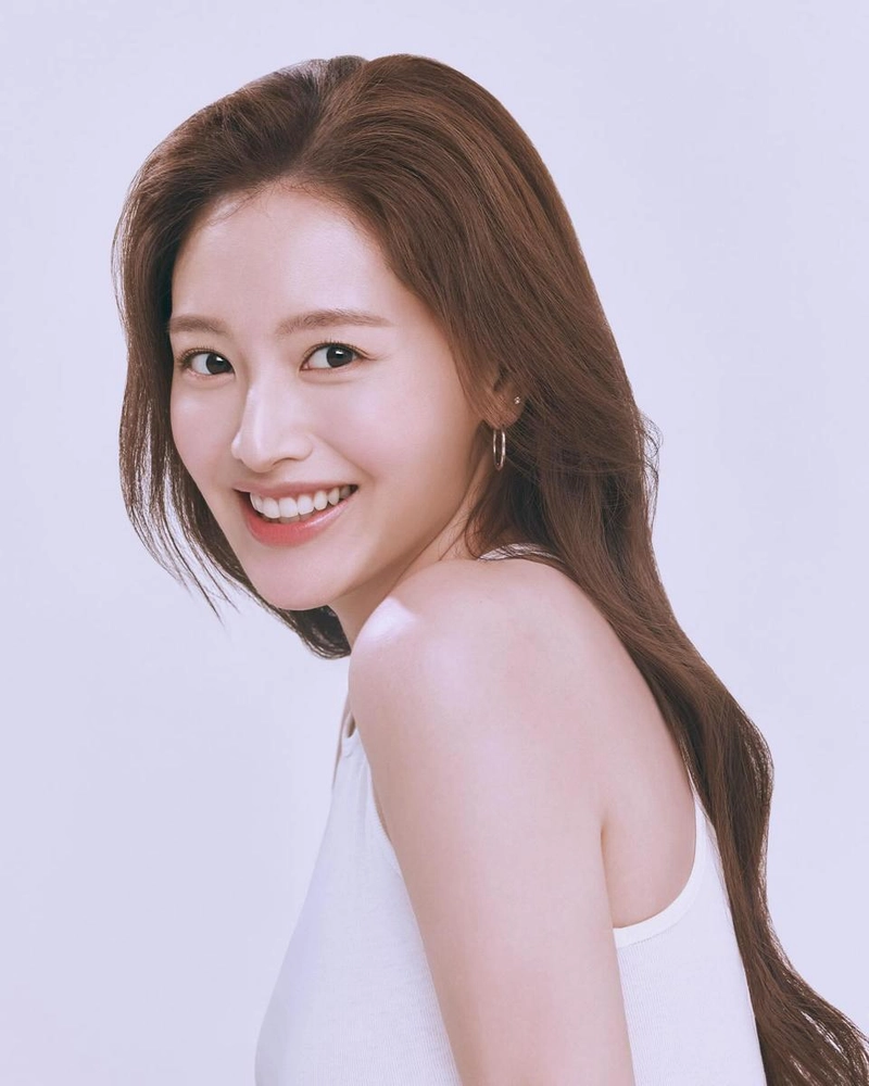 “맑은 미소 따라온 여름 한가운데”…김재경, 투명한 시선→청량 미 폭발 / 배우 김재경 인스타그램