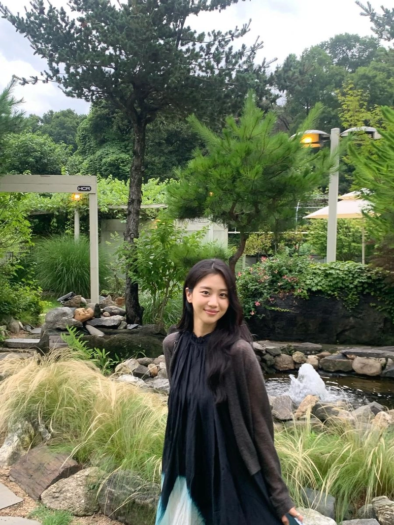 “짙어진 여름 공기”…홍화연, 고요한 환한 미소→청량한 산책의 순간 / 배우 홍화연 인스타그램