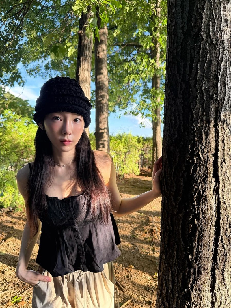 “엶”…태연, 숲속 햇살 아래→여름 감성 충만 / 걸그룹 소녀시대 태연 인스타그램