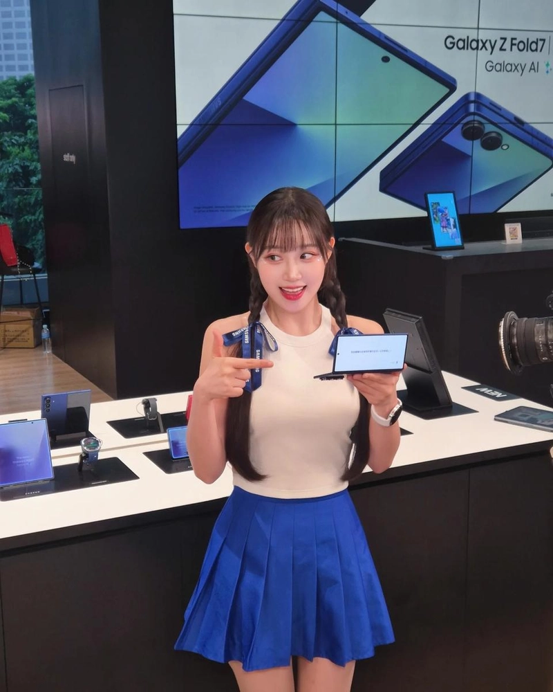 “찐 갤럭시 유저의 행복”…변하율, 가득 찬 미소→여름 매장 인증 / 치어리더 변하율 인스타그램