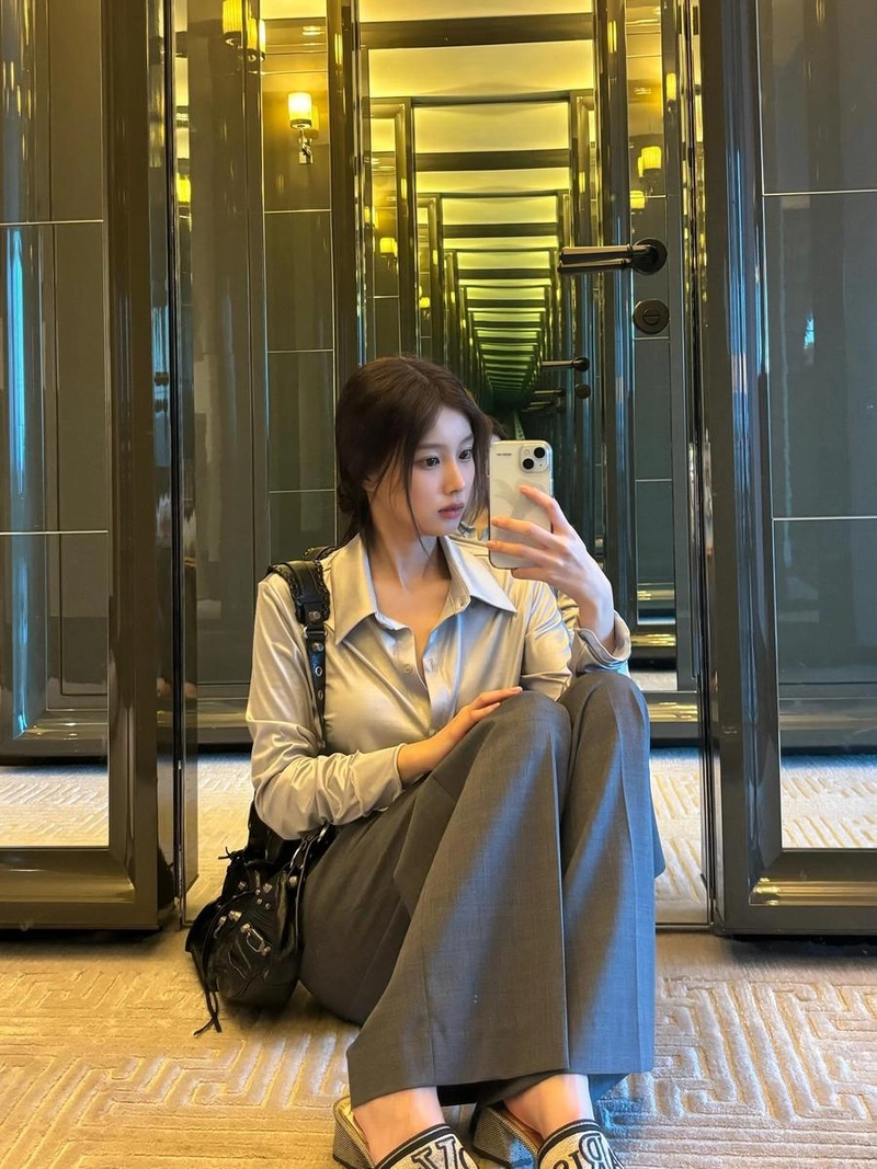 “거울 속 또 다른 나”…강혜원, 고요한 여름 오후→시선 압도 / 걸그룹 아이즈원 강혜원 인스타그램