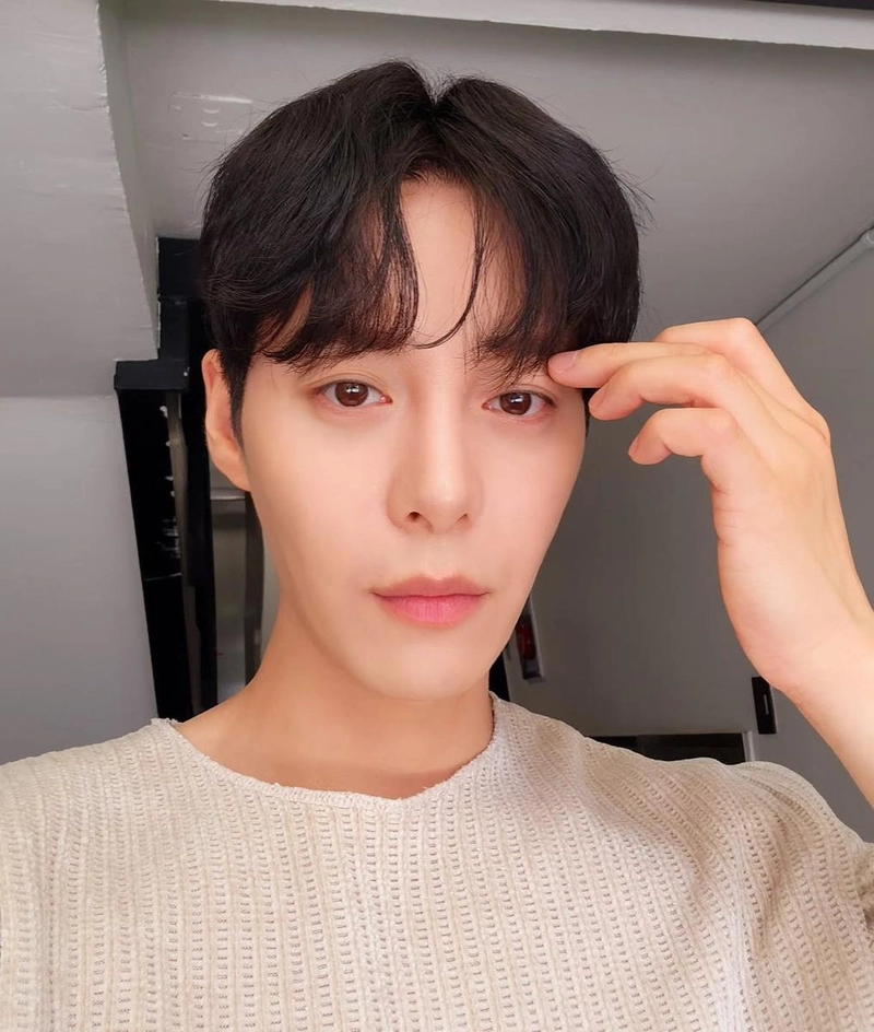 “거울 앞 고요한 오후”…한기웅, 담담한 시선→여름 분위기 담은 셀카 / 배우 한기웅 인스타그램