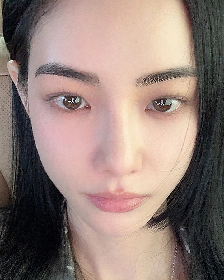 “멍하니 물드는 한낮의 얼굴”…홍수주, 깊어진 여름 눈빛→고요한 울림 / 배우 홍수주 인스타그램