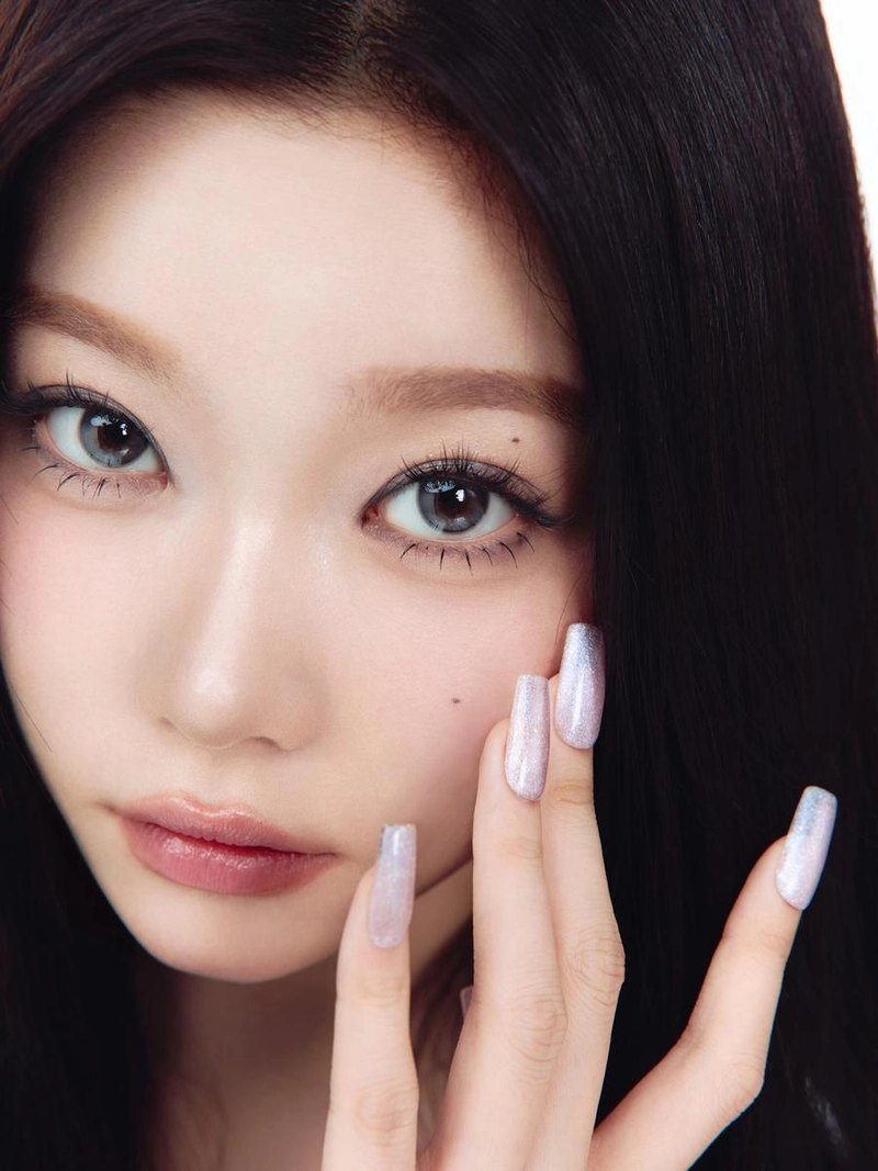 “깊이 머문 시선”…츠키, 무언의 여운→완벽 셀프 포커스 / 걸그룹 빌리 츠키 인스타그램