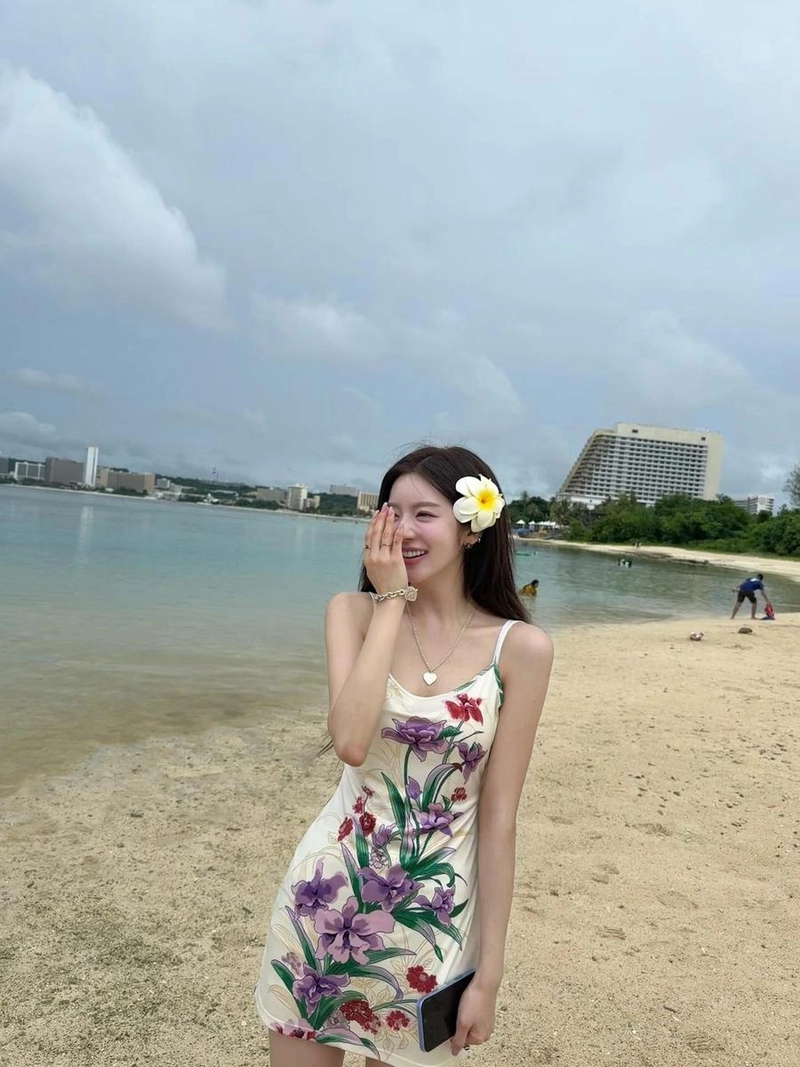 “여름 냄새가 흩날린다”…홍지윤, 해변 위 순간→청초함이 물든 미소 / 배우 홍지윤 인스타그램