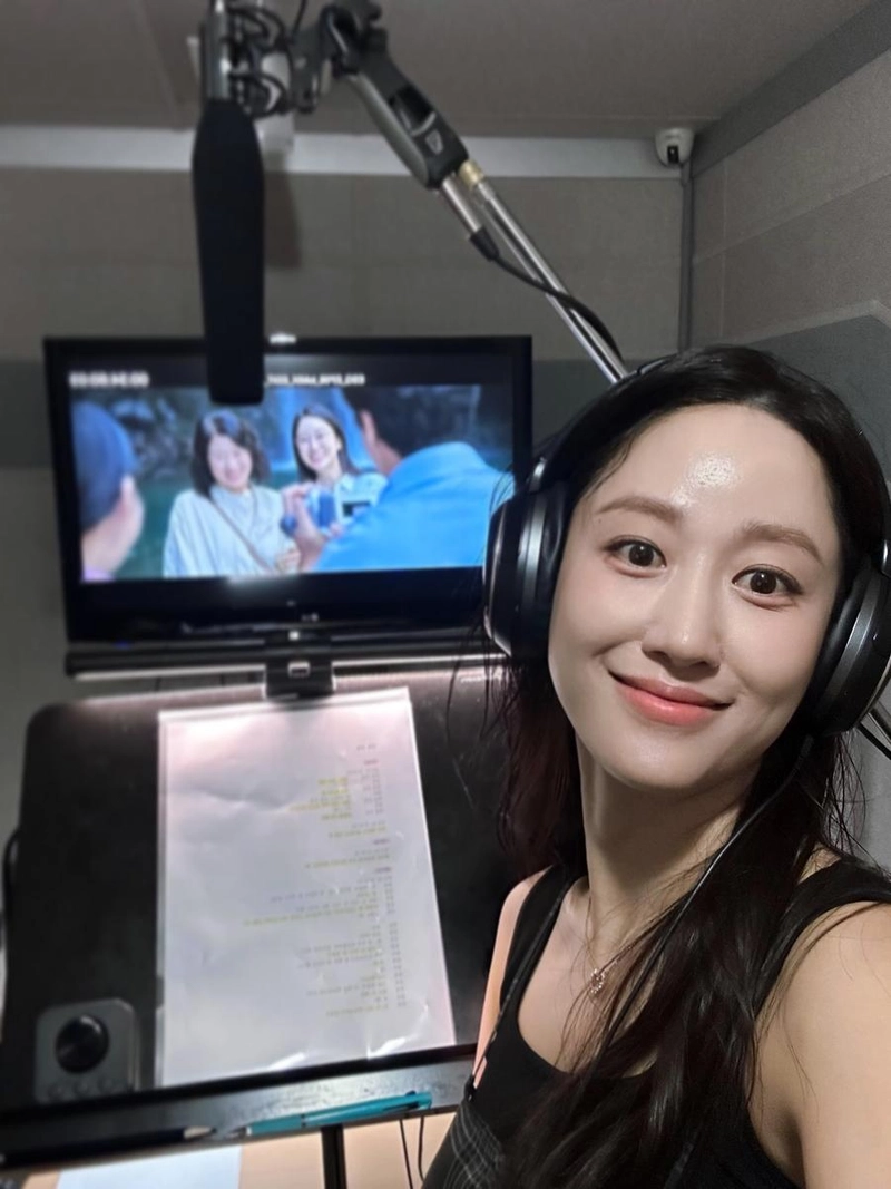 “다시 한 번 설레는 도전”…전혜빈, 녹음실의 진심→여름 오후 깊은 몰입 / 배우 전혜빈 인스타그램