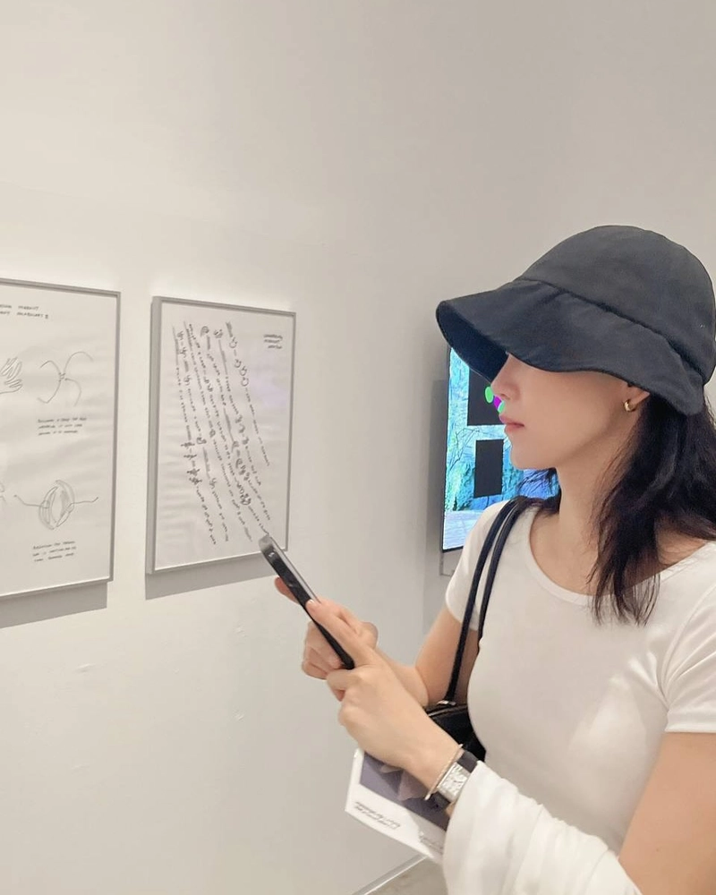 “고요하게 머무는 시선”…신현빈, 여름 오후의 미술관→생각에 잠긴 순간 / 배우 신현빈 인스타그램