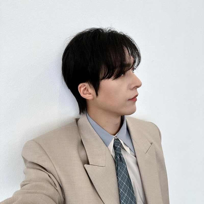 “고요히 스며든 여름의 순간”…손동운, 담백한 눈빛→차분한 여운 / 그룹 하이라이트 손동운 인스타그램