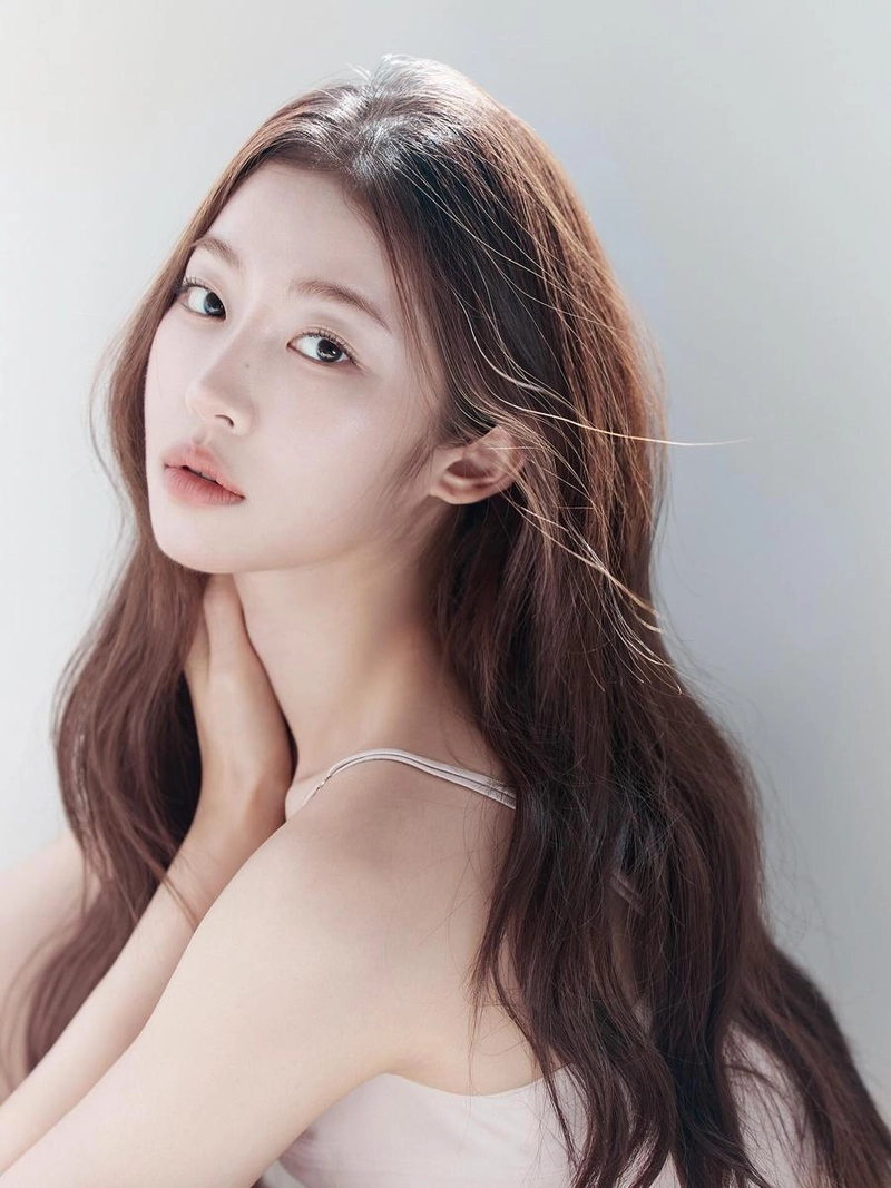“여름의 빛 아래 머무는 순간”…송지우, 맑은 시선→청초美 절정 / 배우 송지우 인스타그램