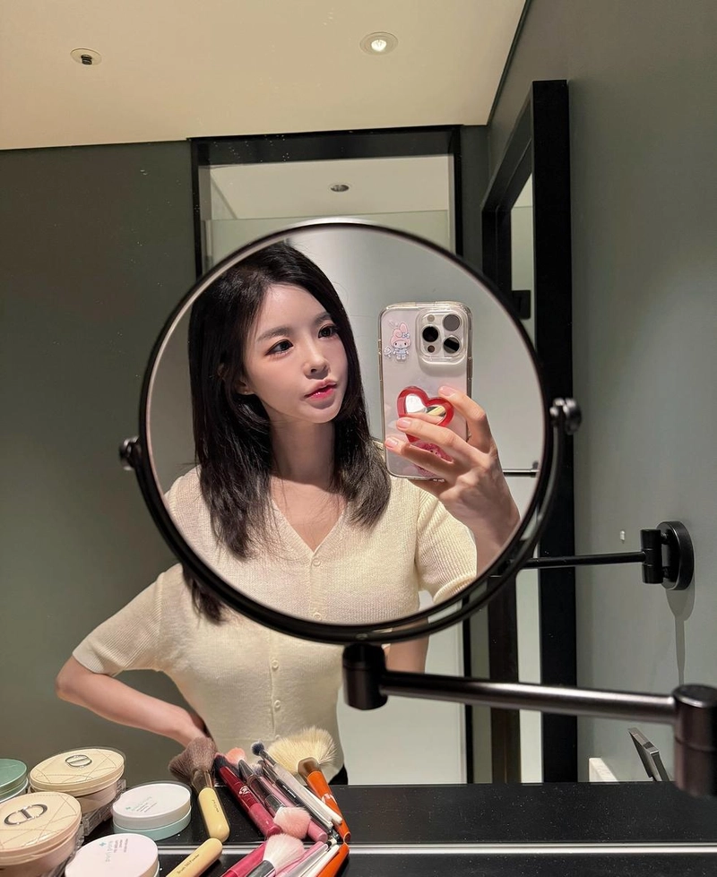 “셀프의 힘, 더 잘 먹는 기분”…김효진, 희망의 미소→깨끗한 일상 셀카 / 아나운서 김효진 인스타그램
