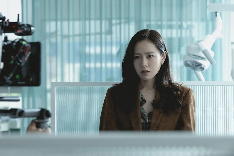 “서늘함 속에 맺힌 심정”…손예진, 영화 같은 응시→긴장감 폭발 / 배우 손예진 인스타그램