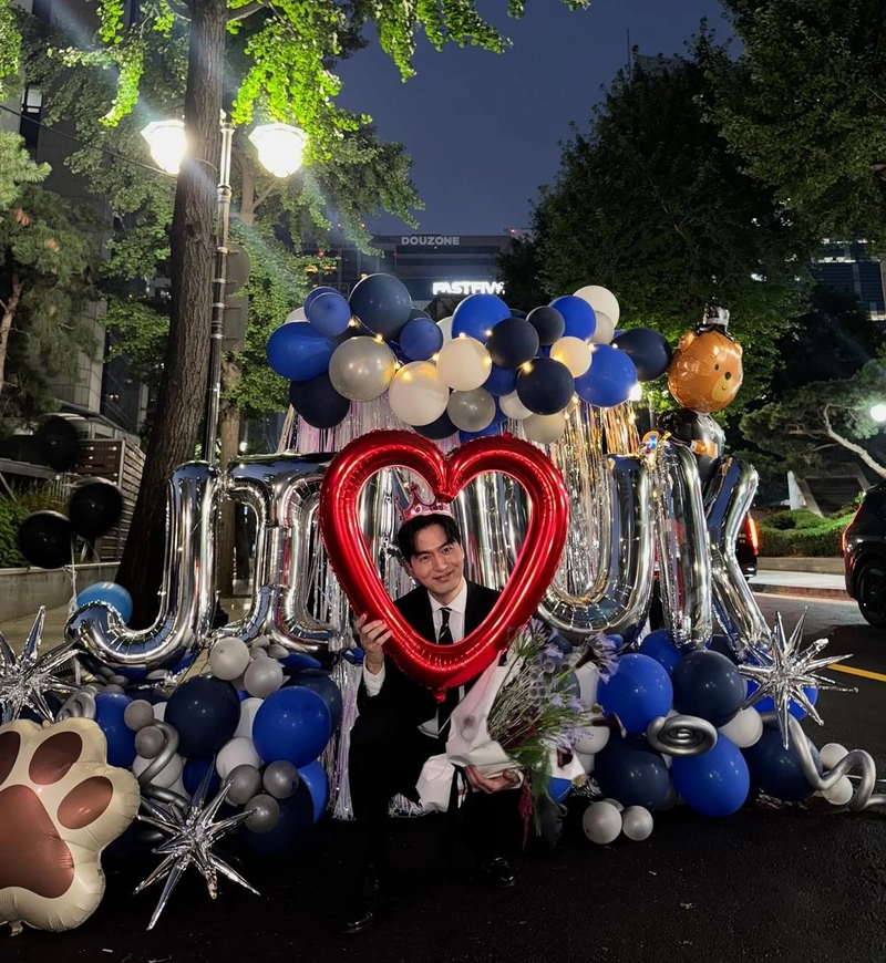 “진심이 하트를 감싸안고”…이진욱, 여름밤의 축복→팬심 속 미소 / 배우 이진욱 인스타그램