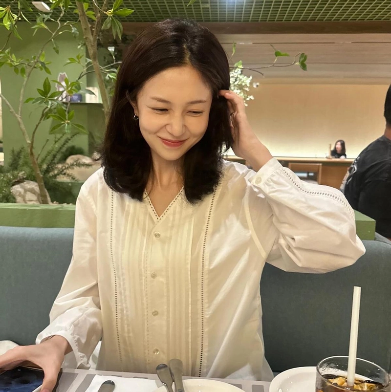 “수줍은 미소에 스민 온기”…백진희, 따뜻한 여름밤→눈길 사로잡은 순간 / 배우 백진희 인스타그램