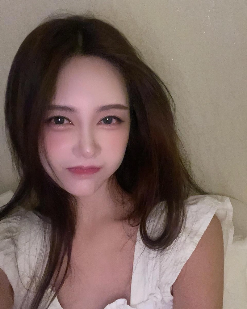 “흐릿한 밤, 차분한 미소”…큐리, 몽환의 여름밤→감성 셀카 / 걸그룹 티아라 큐리 인스타그램