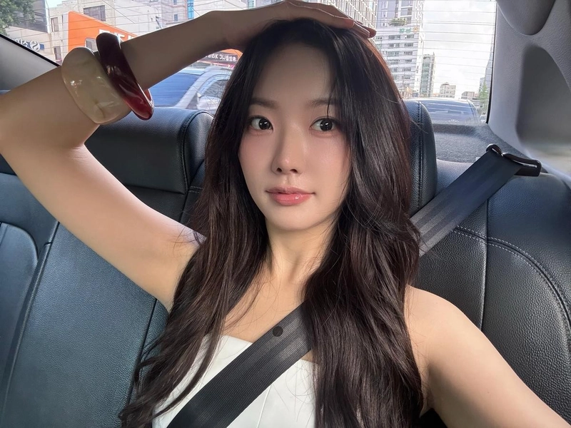 “하늘도 예뻤던 시사회”…강민지, 설렘 가득→차 안 셀카 속 몰입감 / 배우, 모델 강민지 인스타그램