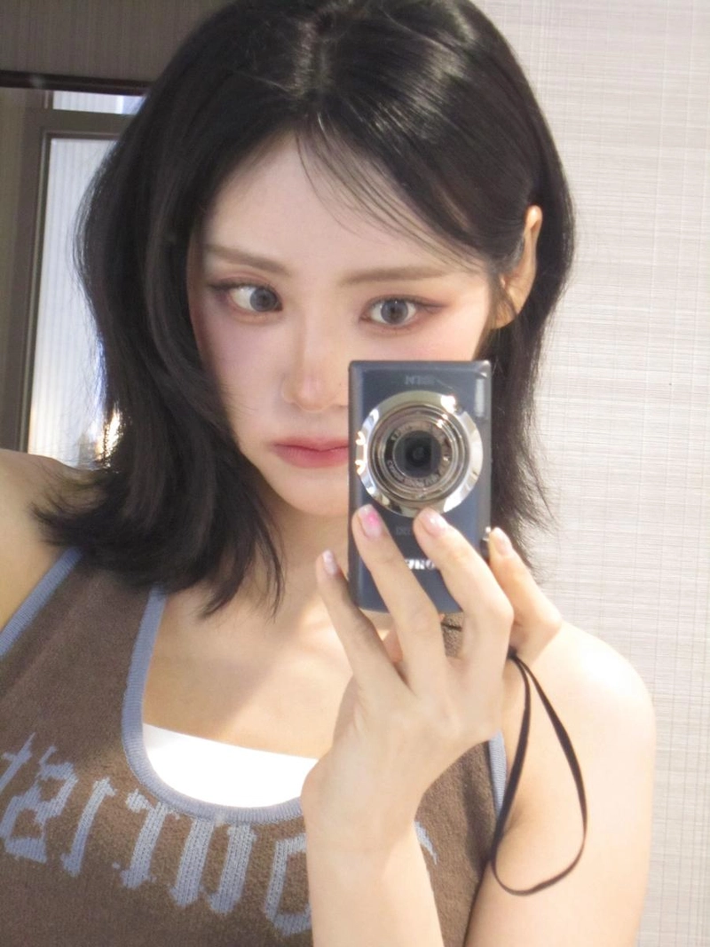 “선명한 시선 끝에 담긴 여운”…진솔, 거울 셀카로 여름밤→섬세한 분위기 / 걸그룹 아르테미스 진솔 인스타그램
