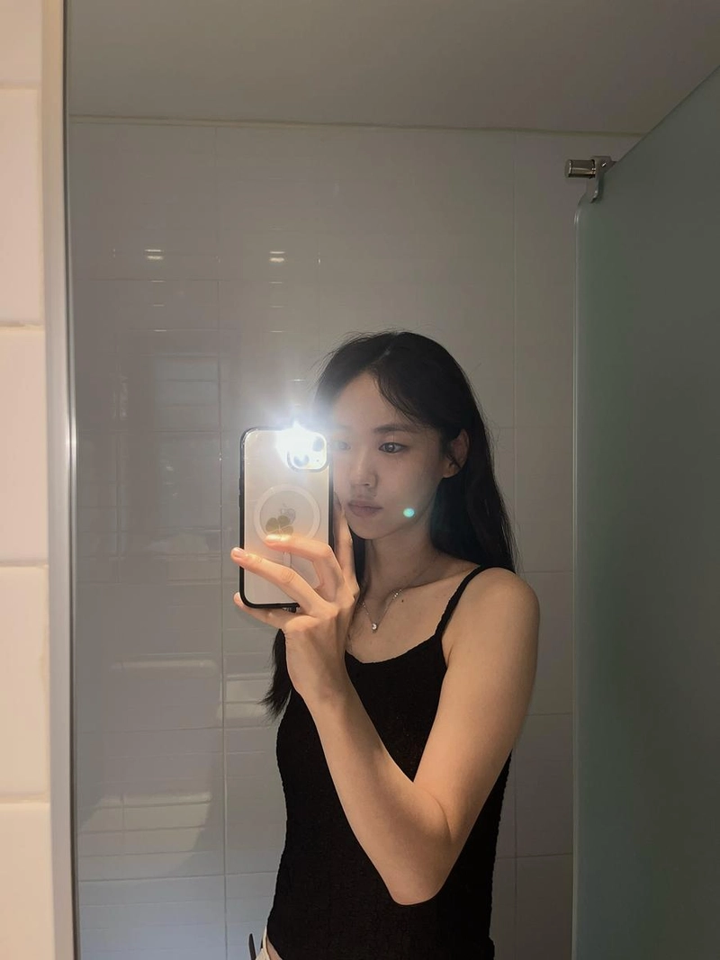 “맑은 아침 고요함 담아”…이이담, 검은빛 실루엣→여름날의 정적 / 배우 이이담 인스타그램