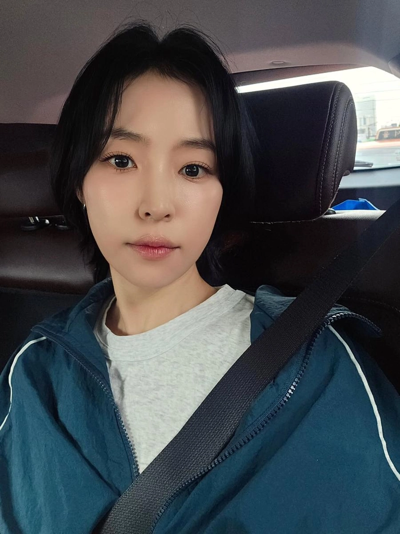 “얼마만의 자발적 셀카인지”…홍자, 심플한 여름 속→고요한 셀카의 진심 / 가수 홍자 인스타그램