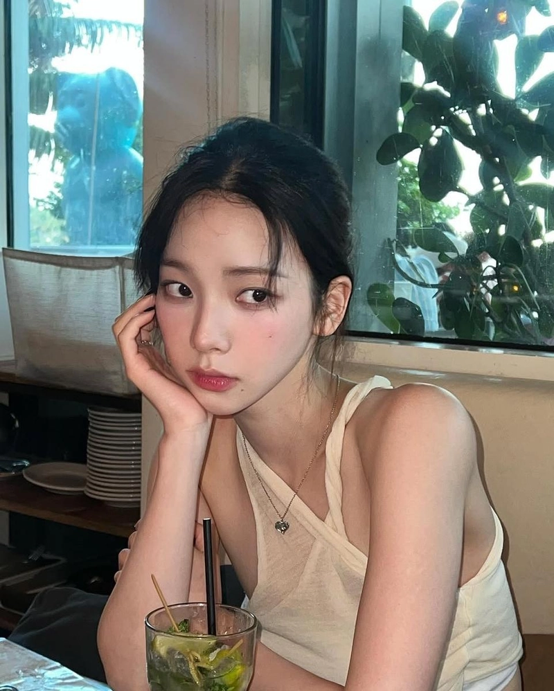 “투명한 여름 오후”…카리나, 무심한 시선→청량 미모 절정 / 걸그룹 에스파 카리나 인스타그램
