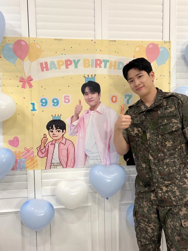 “생일과 전역이 한날에”…리베란테 김지훈, ‘라이브’서 팬 사랑 쏟았다→복귀 무대 기대감 고조 / EMK엔터테인먼트
