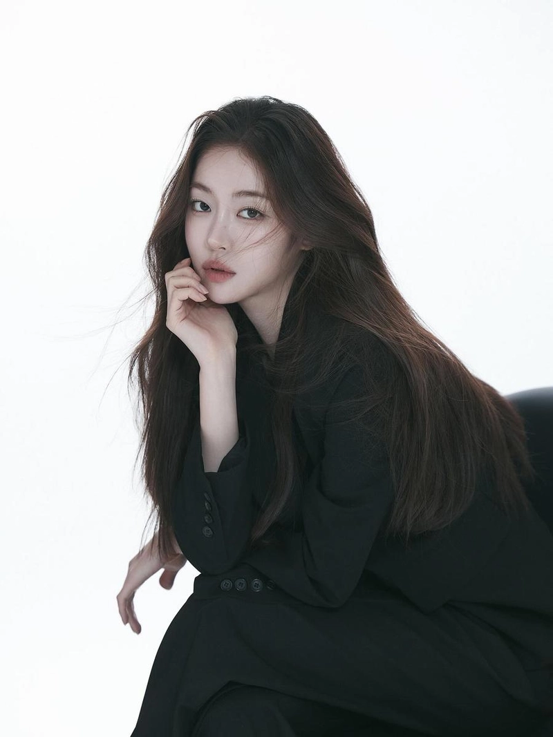 “머무는 듯 흐르는 시선”…송지우, 깊은 여름→절제된 카리스마 / 배우 송지우 인스타그램