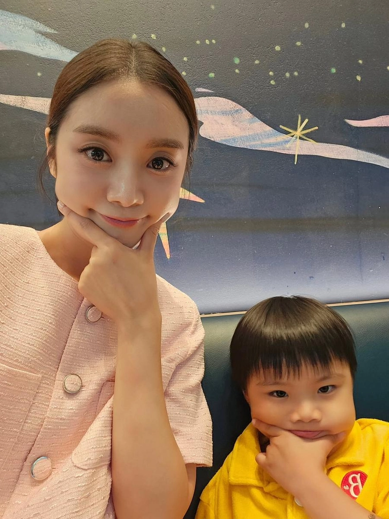 “닮은 미소에 담긴 여름”…우혜림, 따스한 손길→순수한 행복 / 걸그룹 원더걸스 우혜림 인스타그램