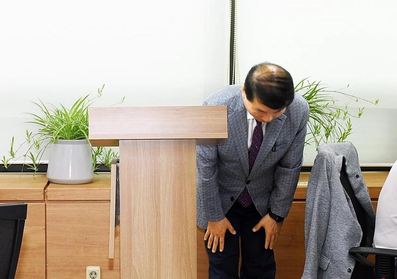 백경현 경기 구리시장이 22일 호우 비상근무 중 야유회에 참석해 적절하지 못한 처신이었다는 비판이 일자 사과하고 있다. 2025.7.22 / 구리시 제공