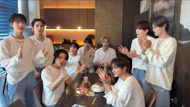 “생일에 웃음꽃 만개”…더블원 빛·민서, 오사카 프로모션 현장→팬심까지 사로잡았다 / 포켓돌스튜디오