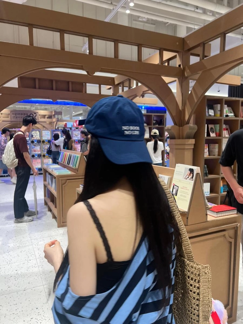 “거북이를 기다리며”…조혜정, 여름 오후→책향기 속 산책 / 배우 조혜정 인스타그램