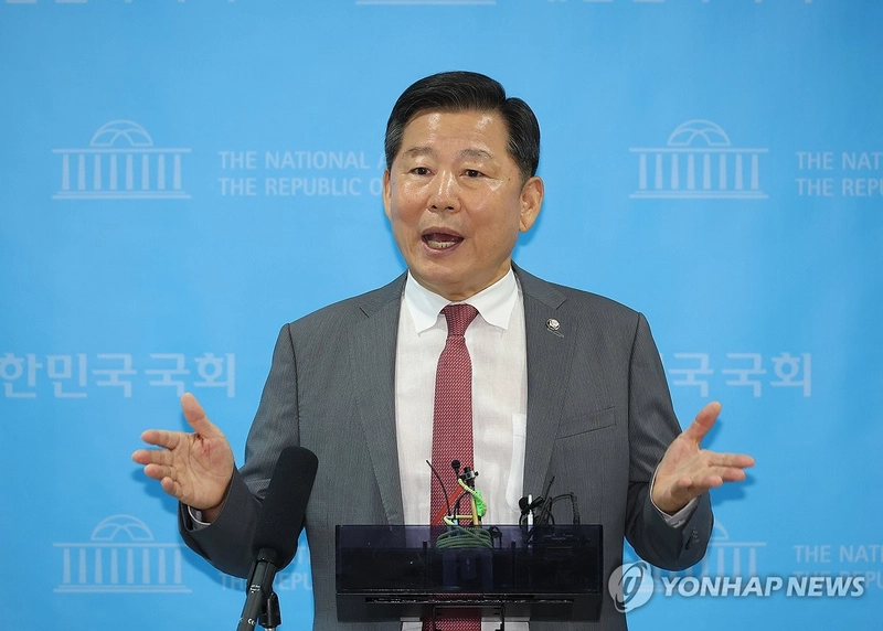 국민의힘 이철규 의원이 22일 서울 여의도 국회 소통관에서 순직해병특검 수사 관련 입장 발표 기자회견을 하고 취재진 질문에 답하고 있다. 2025.7.22 / 연합뉴스