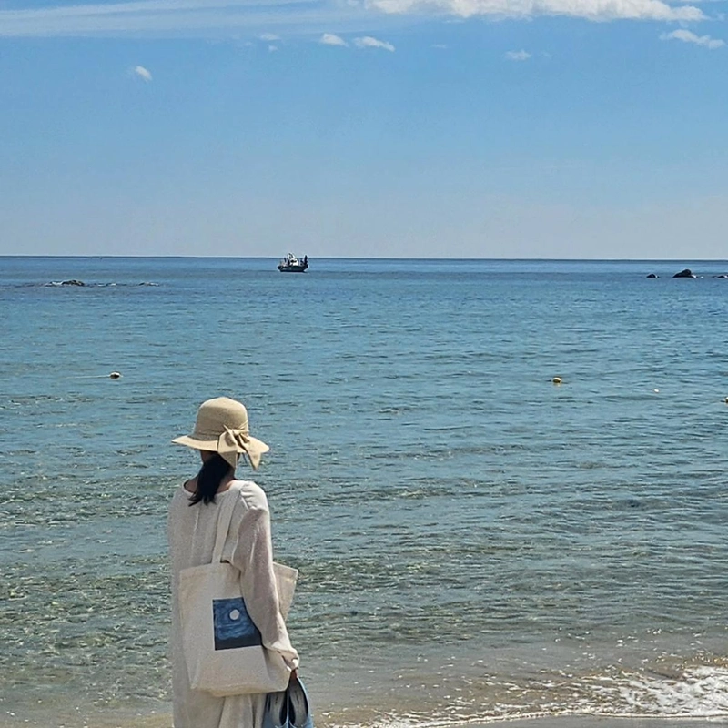 “일하러 간 거냐 놀러 간 거냐”…오민애, 여름 바다→고요한 해변 산책 / 배우 오민애 인스타그램