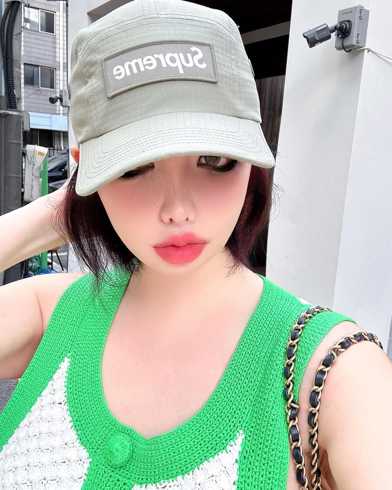 “모자사서 바로 씀”…박봄, 한여름 화사함→시선 압도 / 걸그룹 2NE1 박봄 인스타그램